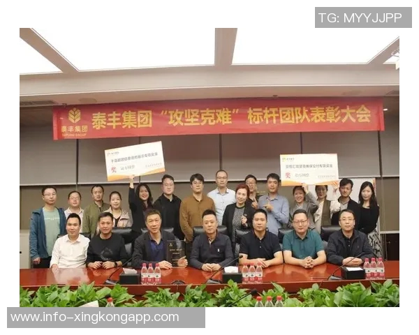 芬奇谈球队困境：团结一致共克时艰的决心与信念